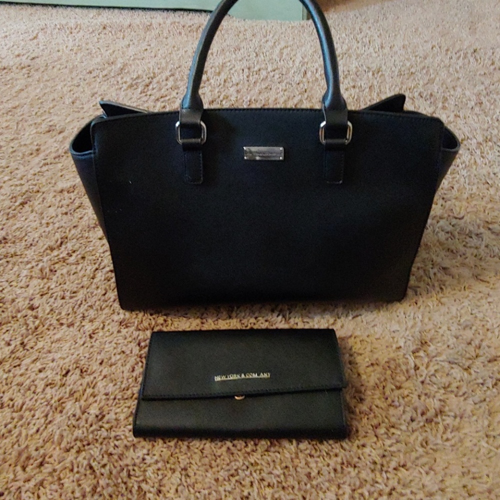 Black purse matching wallet